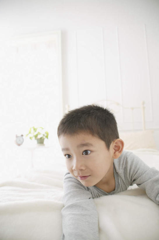 东方人,儿童,一个人,竖图,室内,白天,正面,纯洁,床,卧室,亚洲,仅一个男性,仅一个人,服装,双人床,床单,注视,休闲装,黄种人,被子,小孩,衣服,观察,看,趴着,仅一个小孩,休闲,休闲服,可爱,童年,童趣,服饰,观看,察看,被单,关注,童真,烂漫,无邪,天真,男孩,男人,男性,亚洲人,孩子,趴,半身,彩图,睡房,卧房,男生