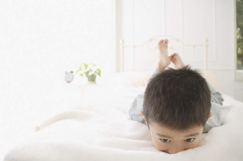 东方人,儿童,一个人,横图,室内,白天,正面,纯洁,床,卧室,亚洲,仅一个男性,仅一个人,服装,双人床,床单,注视,休闲装,黄种人,被子,小孩,衣服,观察,看,趴着,仅一个小孩,休闲,休闲服,可爱,童年,童趣,服饰,观看,察看,被单,关注,童真,烂漫,无邪,天真,男孩,男人,男性,亚洲人,孩子,趴,半身,彩图,睡房,卧房,男生