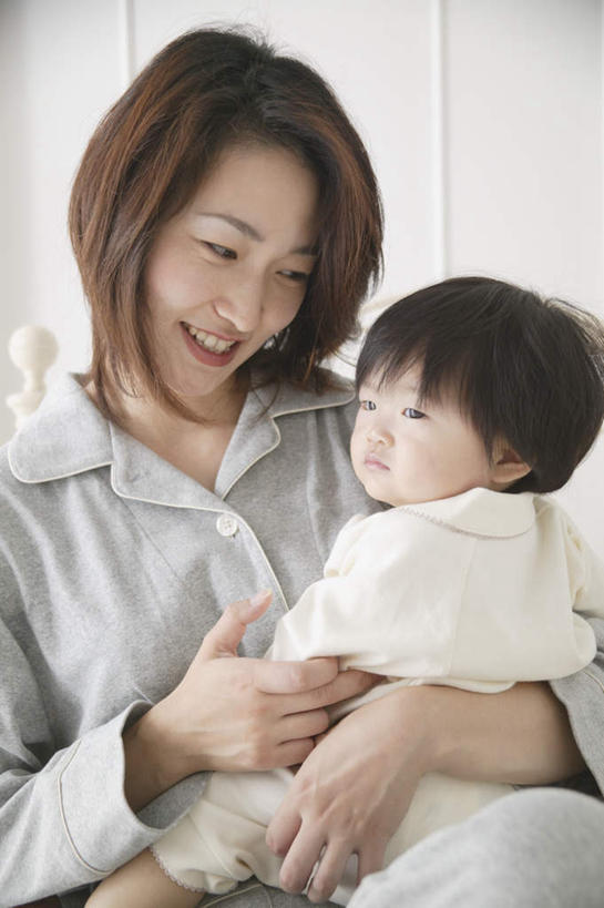 东方人,儿童,两个人,家庭,母亲,女儿,站,抱,笑,微笑,露齿笑,竖图,室内,白天,正面,纯洁,亚洲,服装,注视,休闲装,黄种人,小孩,衣服,观察,看,站着,休闲,温暖,温馨,母女,一家人,休闲服,可爱,母爱,童年,童趣,服饰,抱着,观看,和睦,察看,搂着,关注,童真,烂漫,无邪,天真,年轻女性,女孩,女人,女性,亚洲人,孩子,年轻人,搂,搂抱,站立,半身,彩图,融洽,女生