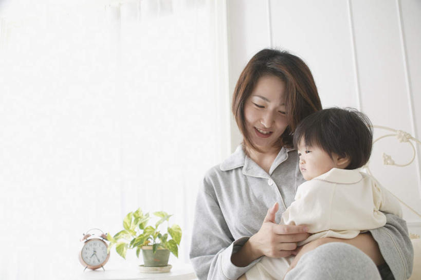 东方人,儿童,两个人,家庭,母亲,女儿,站,抱,笑,微笑,露齿笑,横图,室内,白天,正面,纯洁,亚洲,服装,注视,休闲装,黄种人,小孩,衣服,观察,看,站着,休闲,温暖,温馨,母女,一家人,休闲服,可爱,母爱,童年,童趣,服饰,抱着,观看,和睦,察看,搂着,关注,童真,烂漫,无邪,天真,年轻女性,女孩,女人,女性,亚洲人,孩子,年轻人,搂,搂抱,站立,半身,彩图,融洽,女生