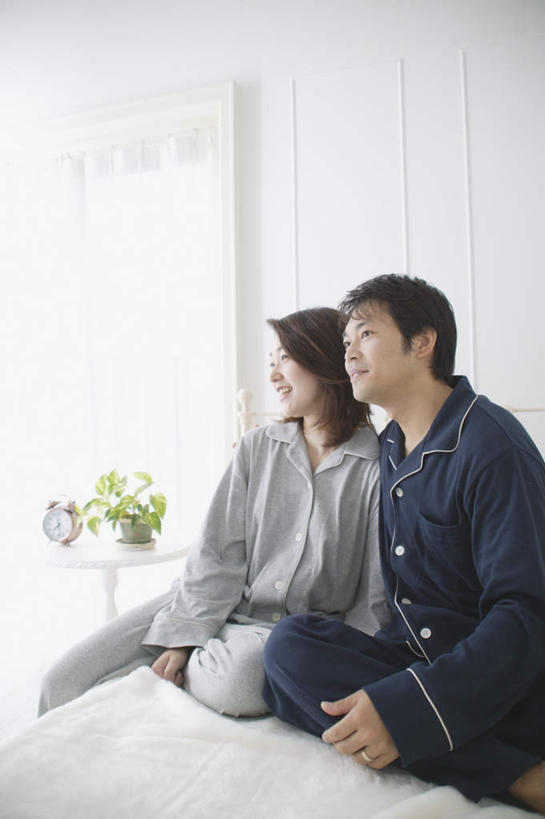 东方人,两个人,夫妻,坐,笑,微笑,露齿笑,竖图,室内,白天,正面,爱情,床,卧室,亚洲,服装,双人床,床单,浪漫,注视,休闲装,黄种人,被子,衣服,观察,看,休闲,休闲服,恩爱,恋人,服饰,观看,察看,被单,关注,男人,男性,年轻男性,年轻女性,女人,女性,亚洲人,情侣,坐着,半身,彩图,睡房,卧房,伴侣