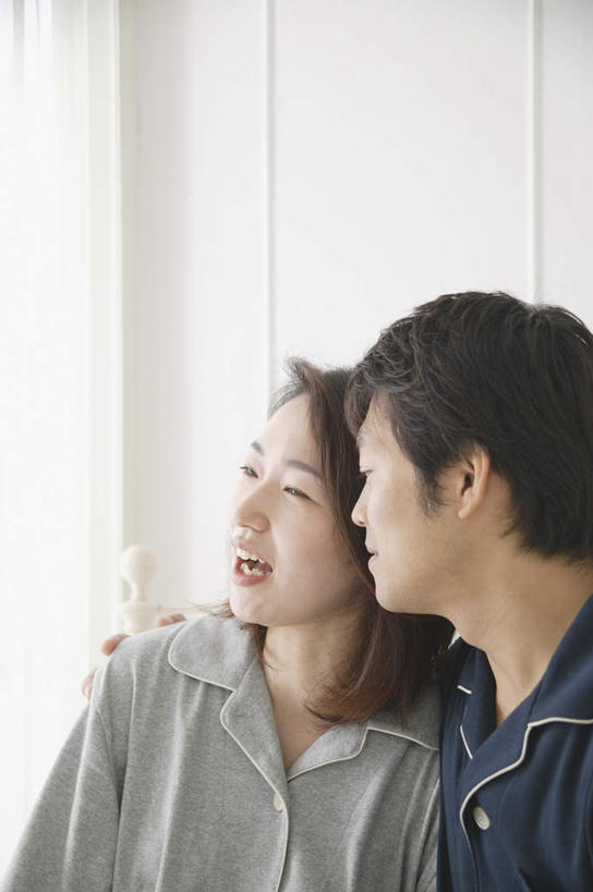 东方人,两个人,夫妻,坐,笑,微笑,露齿笑,竖图,室内,白天,正面,爱情,亚洲,服装,浪漫,注视,休闲装,黄种人,衣服,观察,看,休闲,休闲服,恩爱,恋人,服饰,观看,察看,关注,男人,男性,年轻男性,年轻女性,女人,女性,亚洲人,情侣,坐着,半身,彩图,伴侣