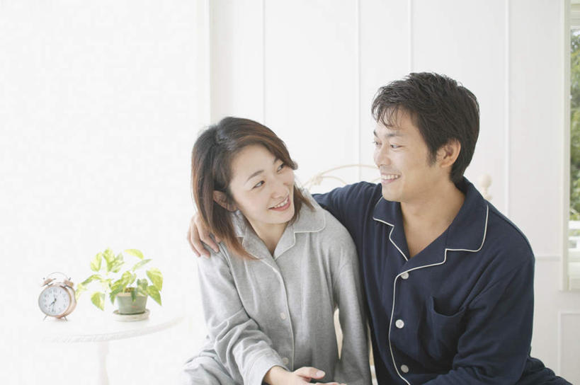 东方人,两个人,夫妻,客厅,坐,笑,微笑,露齿笑,横图,室内,白天,正面,爱情,植物,亚洲,服装,盆栽,盆景,浪漫,注视,休闲装,黄种人,衣服,绿色,自然,观察,看,休闲,休闲服,恩爱,恋人,服饰,生长,成长,观看,察看,起居室,关注,男人,男性,年轻男性,年轻女性,女人,女性,亚洲人,情侣,坐着,半身,彩图,伴侣