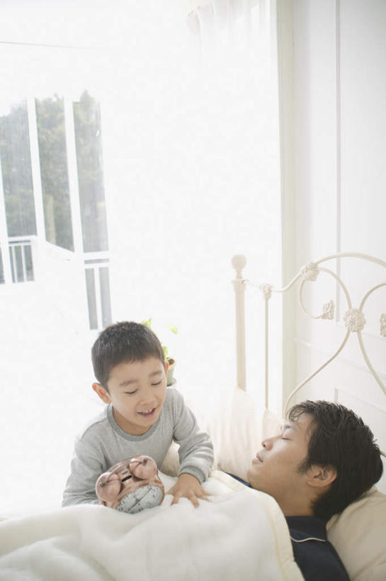 东方人,儿童,两个人,家庭,父亲,儿子,坐,躺,竖图,室内,白天,正面,纯洁,床,卧室,亚洲,服装,双人床,床单,注视,休闲装,黄种人,被子,小孩,衣服,观察,看,休闲,温暖,温馨,父子,一家人,休闲服,父爱,可爱,童年,童趣,服饰,观看,和睦,察看,被单,关注,童真,烂漫,无邪,天真,男孩,男人,男性,年轻男性,亚洲人,孩子,年轻人,躺着,坐着,半身,彩图,睡房,卧房,融洽,男生