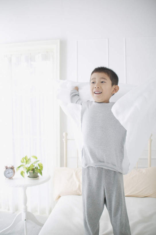 东方人,儿童,一个人,站,笑,微笑,露齿笑,竖图,室内,白天,正面,纯洁,床,卧室,亚洲,仅一个男性,仅一个人,服装,双人床,床单,注视,休闲装,黄种人,被子,小孩,衣服,观察,看,站着,仅一个小孩,休闲,休闲服,可爱,童年,童趣,服饰,观看,察看,被单,关注,童真,烂漫,无邪,天真,男孩,男人,男性,亚洲人,孩子,站立,半身,彩图,睡房,卧房,男生