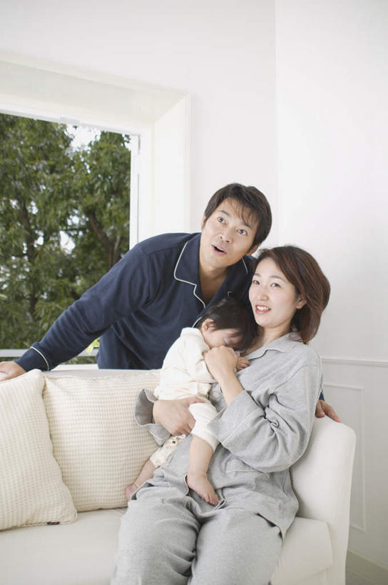 东方人,儿童,三个人,家庭,夫妻,母亲,父亲,女儿,客厅,站,坐,抱,竖图,室内,白天,正面,爱情,纯洁,植物,窗户,靠垫,亚洲,服装,靠枕,浪漫,注视,休闲装,黄种人,玻璃窗,树,树木,小孩,衣服,绿色,自然,垫子,枕头,观察,看,站着,休闲,温暖,温馨,父女,母女,三口之家,一家人,休闲服,恩爱,父爱,可爱,母爱,童年,童趣,恋人,服饰,生长,成长,抱着,观看,和睦,察看,起居室,搂着,关注,童真,烂漫,无邪,天真,男人,男性,年轻男性,年轻女性,女孩,女人,女性,亚洲人,孩子,年轻人,夫妇,情侣,搂,搂抱,坐着,半身,彩图,伴侣,融洽,女生