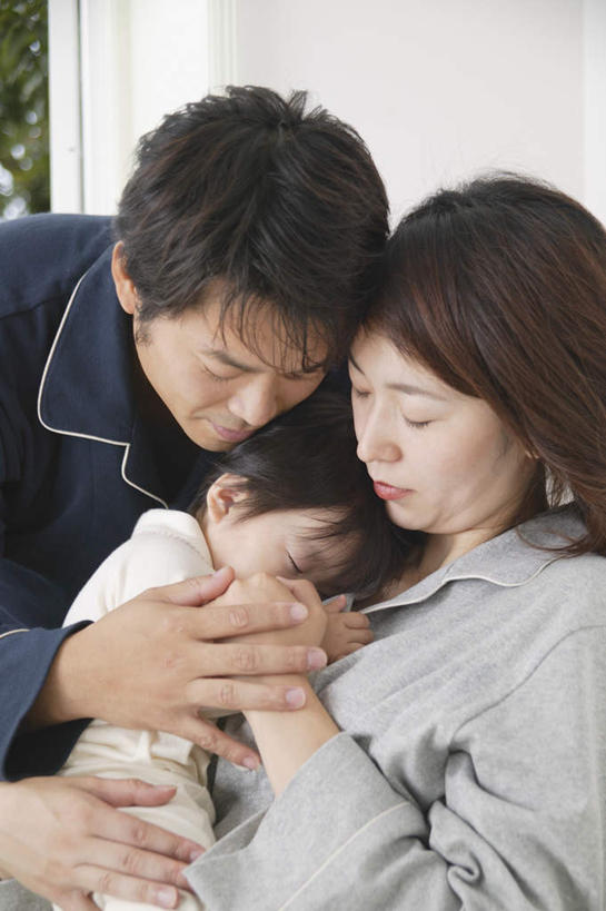 东方人,儿童,三个人,家庭,夫妻,母亲,父亲,女儿,客厅,站,坐,抱,竖图,室内,白天,正面,爱情,纯洁,植物,窗户,靠垫,亚洲,服装,靠枕,浪漫,注视,休闲装,黄种人,玻璃窗,树,树木,小孩,衣服,绿色,自然,垫子,枕头,低头,观察,看,站着,休闲,温暖,温馨,父女,母女,三口之家,一家人,休闲服,恩爱,父爱,可爱,母爱,童年,童趣,恋人,服饰,生长,成长,抱着,观看,和睦,察看,起居室,搂着,关注,童真,烂漫,无邪,天真,男人,男性,年轻男性,年轻女性,女孩,女人,女性,亚洲人,孩子,年轻人,夫妇,情侣,搂,搂抱,坐着,半身,彩图,伴侣,融洽,女生