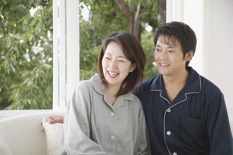 东方人,两个人,夫妻,客厅,坐,笑,微笑,横图,室内,白天,正面,爱情,植物,窗户,亚洲,服装,浪漫,注视,休闲装,黄种人,玻璃窗,树,树木,衣服,绿色,自然,观察,看,休闲,休闲服,恩爱,恋人,服饰,生长,成长,观看,察看,起居室,关注,男人,男性,年轻男性,年轻女性,女人,女性,亚洲人,情侣,坐着,半身,彩图,伴侣