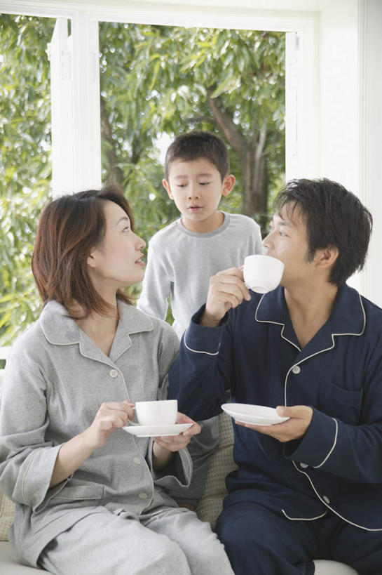 东方人,儿童,三个人,家庭,夫妻,母亲,父亲,儿子,客厅,站,坐,竖图,室内,白天,正面,爱情,纯洁,植物,窗户,杯子,餐具,亚洲,服装,瓷器,碟子,盘,咖啡杯,陶瓷制品,浪漫,拿,拿着,注视,休闲装,黄种人,玻璃窗,树,树木,小孩,衣服,绿色,自然,盘子,碟,观察,看,站着,休闲,温暖,温馨,父子,母子,三口之家,一家人,休闲服,恩爱,父爱,可爱,母爱,童年,童趣,恋人,服饰,生长,成长,观看,和睦,察看,起居室,关注,瓷杯,童真,烂漫,无邪,天真,男孩,男人,男性,年轻男性,年轻女性,女人,女性,亚洲人,孩子,年轻人,夫妇,情侣,站立,坐着,半身,彩图,伴侣,融洽,男生