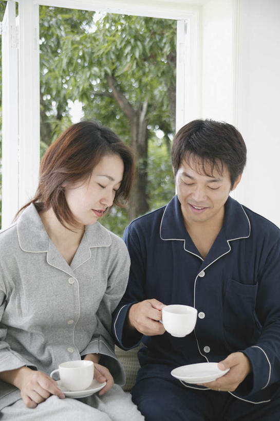 东方人,两个人,夫妻,客厅,坐,笑,微笑,竖图,室内,白天,正面,爱情,植物,窗户,亚洲,服装,浪漫,注视,休闲装,黄种人,玻璃窗,树,树木,衣服,绿色,自然,观察,看,休闲,休闲服,恩爱,恋人,服饰,生长,成长,观看,察看,起居室,关注,男人,男性,年轻男性,年轻女性,女人,女性,亚洲人,情侣,坐着,半身,彩图,伴侣