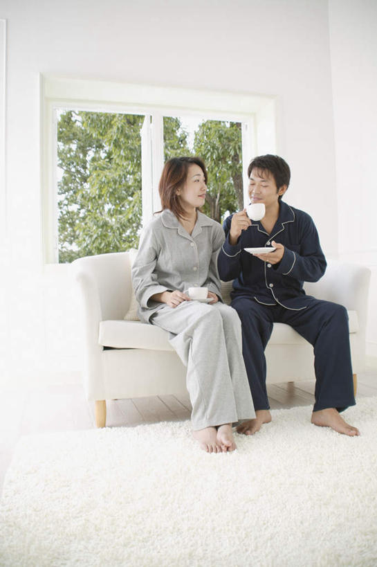 东方人,两个人,夫妻,客厅,坐,笑,微笑,竖图,室内,白天,正面,爱情,植物,窗户,沙发,亚洲,服装,浪漫,注视,休闲装,黄种人,玻璃窗,树,树木,衣服,绿色,自然,观察,看,休闲,休闲服,恩爱,恋人,服饰,生长,成长,观看,察看,起居室,关注,男人,男性,年轻男性,年轻女性,女人,女性,亚洲人,情侣,坐着,彩图,全身,伴侣,皮沙发