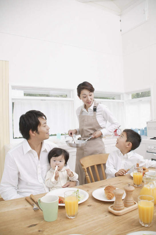 面包,东方人,儿童,四个人,家庭,夫妻,母亲,父亲,女儿,儿子,餐厅,站,坐,竖图,室内,白天,正面,爱情,纯洁,餐桌,桌子,杯子,餐具,亚洲,服装,炒锅,碟子,盘,食品,浪漫,拿,拿着,注视,休闲装,黄种人,调味瓶,食物,小孩,衣服,盘子,水杯,碟,观察,看,站着,休闲,温暖,温馨,父女,父子,母女,母子,一家人,休闲服,恩爱,父爱,可爱,母爱,童年,童趣,恋人,服饰,餐台,观看,和睦,察看,关注,童真,烂漫,无邪,天真,男孩,男人,男性,年轻男性,年轻女性,女孩,女人,女性,亚洲人,孩子,年轻人,夫妇,情侣,茶杯,站立,坐着,半身,彩图,伴侣,融洽,男生,女生