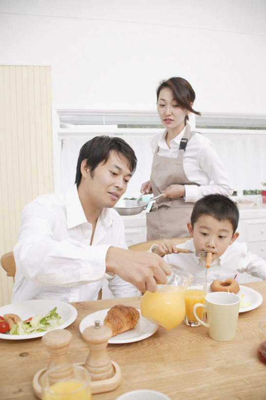 东方人,儿童,三个人,家庭,夫妻,母亲,父亲,儿子,餐厅,坐,竖图,室内,白天,正面,爱情,纯洁,餐桌,桌子,餐具,亚洲,倒,服装,碟子,盘,浪漫,拿,拿着,注视,休闲装,黄种人,玻璃制品,小孩,衣服,盘子,玻璃瓶,瓶子,碟,观察,看,休闲,温暖,温馨,父子,母子,三口之家,一家人,休闲服,恩爱,父爱,可爱,母爱,童年,童趣,恋人,服饰,餐台,观看,和睦,察看,关注,童真,烂漫,无邪,天真,男孩,男人,男性,年轻男性,年轻女性,女人,女性,亚洲人,孩子,年轻人,夫妇,情侣,坐着,半身,彩图,伴侣,融洽,男生