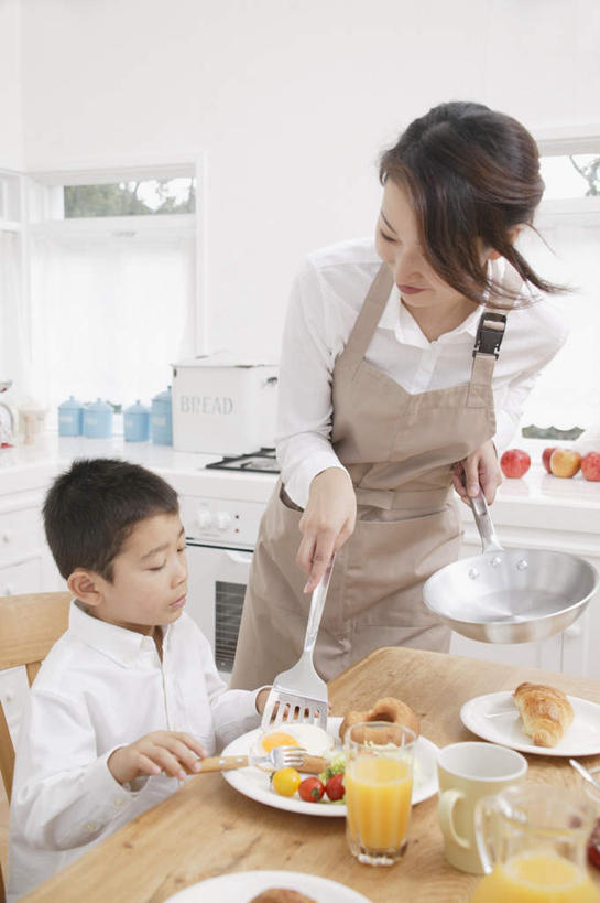 东方人,儿童,两个人,家庭,母亲,儿子,餐厅,站,竖图,室内,白天,正面,纯洁,餐桌,桌子,西红柿,杯子,餐具,亚洲,服装,碟子,盘,勺子,食品,拿,拿着,注视,休闲装,黄种人,食物,小孩,衣服,盘子,水杯,调羹,碟,汤匙,观察,看,站着,休闲,温暖,温馨,母子,一家人,休闲服,可爱,母爱,童年,童趣,服饰,餐台,观看,和睦,察看,关注,童真,烂漫,无邪,天真,男孩,年轻女性,女人,女性,亚洲人,孩子,年轻人,茶杯,进餐用具,烹调用具,樱桃番茄,圣女果,番茄,站立,半身,彩图,融洽,男生