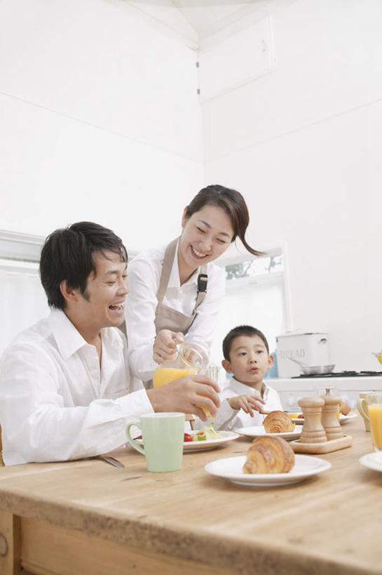 面包,东方人,儿童,三个人,家庭,夫妻,母亲,父亲,儿子,餐厅,站,坐,笑,微笑,露齿笑,竖图,室内,白天,正面,爱情,纯洁,餐桌,桌子,餐具,亚洲,倒,服装,碟子,盘,食品,浪漫,拿,拿着,注视,休闲装,黄种人,玻璃制品,食物,小孩,衣服,盘子,玻璃瓶,瓶子,碟,观察,看,站着,休闲,温暖,温馨,父子,母子,三口之家,一家人,休闲服,恩爱,父爱,可爱,母爱,童年,童趣,恋人,服饰,餐台,观看,和睦,察看,关注,童真,烂漫,无邪,天真,男孩,男人,男性,年轻男性,年轻女性,女人,女性,亚洲人,孩子,年轻人,夫妇,情侣,站立,坐着,半身,彩图,伴侣,融洽,男生