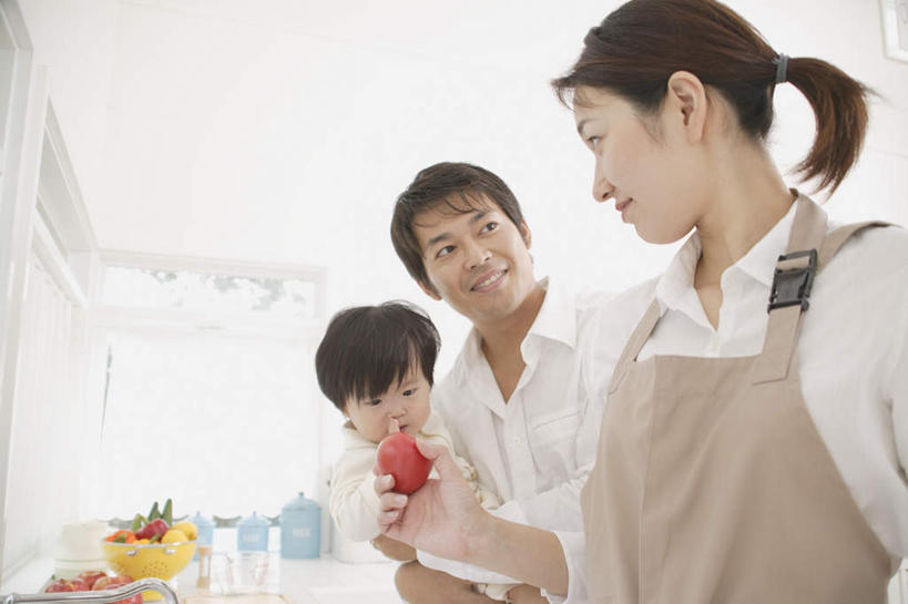 东方人,儿童,三个人,家庭,夫妻,母亲,父亲,女儿,站,笑,微笑,露齿笑,横图,室内,白天,侧面,爱情,纯洁,厨房,蔬菜,西红柿,亚洲,服装,浪漫,拿,拿着,注视,休闲装,黄种人,小孩,衣服,观察,看,站着,休闲,温暖,温馨,父女,母女,三口之家,一家人,休闲服,恩爱,父爱,可爱,母爱,童年,童趣,恋人,服饰,观看,和睦,察看,关注,童真,烂漫,无邪,天真,男人,男性,年轻男性,年轻女性,女孩,女人,女性,亚洲人,孩子,年轻人,夫妇,情侣,番茄,半身,彩图,灶间,伴侣,融洽,女生