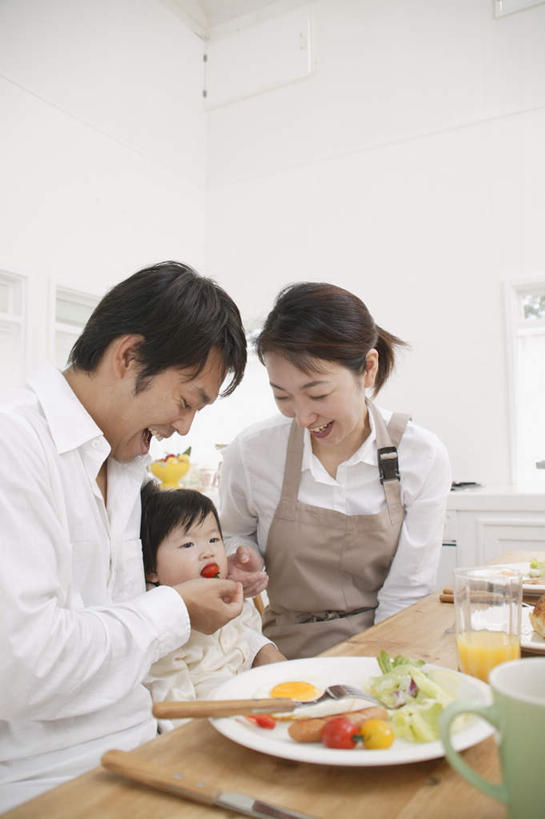 东方人,儿童,三个人,家庭,夫妻,母亲,父亲,女儿,餐厅,坐,竖图,室内,白天,正面,爱情,纯洁,餐桌,桌子,西红柿,杯子,餐具,亚洲,服装,碟子,盘,浪漫,拿,拿着,注视,休闲装,黄种人,小孩,衣服,盘子,水杯,碟,观察,看,休闲,温暖,温馨,父女,母女,三口之家,一家人,休闲服,恩爱,父爱,可爱,母爱,童年,童趣,恋人,服饰,餐台,观看,和睦,察看,关注,童真,烂漫,无邪,天真,男人,男性,年轻男性,年轻女性,女孩,女人,女性,亚洲人,孩子,年轻人,夫妇,情侣,茶杯,樱桃番茄,圣女果,番茄,坐着,半身,彩图,伴侣,融洽,女生