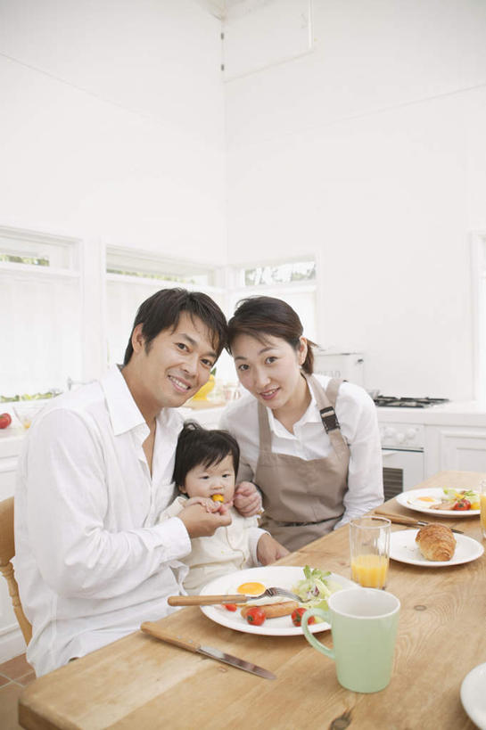 东方人,儿童,三个人,家庭,夫妻,母亲,父亲,女儿,餐厅,坐,竖图,室内,白天,正面,爱情,纯洁,餐桌,桌子,杯子,餐具,亚洲,服装,瓷器,碟子,盘,勺子,咖啡杯,陶瓷制品,浪漫,拿,拿着,注视,休闲装,黄种人,小孩,衣服,盘子,调羹,碟,汤匙,观察,看,休闲,温暖,温馨,父女,母女,三口之家,一家人,休闲服,恩爱,父爱,可爱,母爱,童年,童趣,恋人,服饰,餐台,观看,和睦,察看,关注,瓷杯,童真,烂漫,无邪,天真,男人,男性,年轻男性,年轻女性,女孩,女人,女性,亚洲人,孩子,年轻人,夫妇,情侣,坐着,半身,彩图,伴侣,融洽,女生