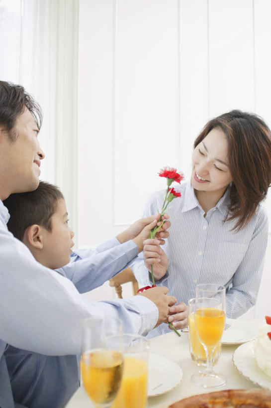 东方人,儿童,三个人,家庭,夫妻,母亲,父亲,儿子,餐厅,坐,竖图,室内,白天,正面,爱情,纯洁,餐桌,桌子,杯子,亚洲,服装,盛开,勺子,浪漫,拿,花蕾,拿着,注视,休闲装,黄种人,花,花瓣,花朵,鲜花,小孩,衣服,水杯,调羹,汤匙,花苞,花蕊,观察,看,休闲,温暖,温馨,父子,母子,三口之家,一家人,休闲服,恩爱,父爱,可爱,母爱,童年,童趣,恋人,服饰,餐台,观看,和睦,察看,关注,童真,烂漫,无邪,天真,男孩,男人,男性,年轻男性,年轻女性,女人,女性,亚洲人,孩子,年轻人,夫妇,情侣,茶杯,坐着,半身,彩图,伴侣,融洽,男生