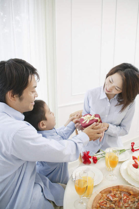 东方人,儿童,三个人,家庭,夫妻,母亲,父亲,儿子,坐,笑,微笑,露齿笑,竖图,俯视,室内,白天,爱情,纯洁,餐桌,桌子,礼盒,礼物,亚洲,服装,纸盒,食品,浪漫,拿,拿着,注视,休闲装,黄种人,相视,盒子,食物,小孩,衣服,包装盒,礼品盒,观察,看,休闲,温暖,温馨,父子,母子,三口之家,一家人,面对面,休闲服,恩爱,父爱,可爱,母爱,童年,童趣,恋人,服饰,礼品,餐台,观看,对视,和睦,察看,关注,相对,童真,烂漫,无邪,相看,天真,男孩,男人,男性,年轻男性,年轻女性,女人,女性,亚洲人,孩子,年轻人,夫妇,情侣,坐着,半身,彩图,高角度拍摄,伴侣,融洽,男生