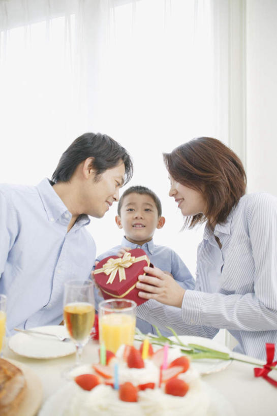 点心,东方人,儿童,三个人,家庭,夫妻,母亲,父亲,儿子,餐厅,坐,竖图,室内,白天,正面,爱情,下午茶,纯洁,杯子,礼盒,礼物,亚洲,服装,高脚杯,纸盒,食品,咖啡杯,浪漫,拿,拿着,注视,休闲装,黄种人,玻璃制品,盒子,食物,糕点,小孩,衣服,包装盒,酒杯,礼品盒,观察,看,休闲,温暖,温馨,父子,母子,三口之家,一家人,休闲服,恩爱,父爱,可爱,母爱,童年,童趣,恋人,服饰,礼品,观看,和睦,察看,关注,童真,香槟杯,烂漫,无邪,天真,男孩,男人,男性,年轻男性,年轻女性,女人,女性,亚洲人,孩子,年轻人,夫妇,情侣,玻璃杯,坐着,半身,彩图,伴侣,融洽,蛋糕,男生