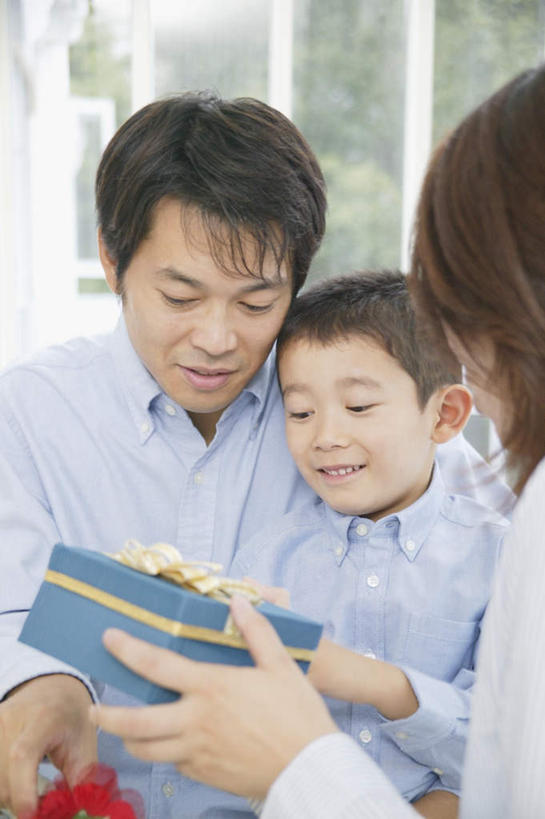 东方人,儿童,三个人,家庭,夫妻,母亲,父亲,儿子,客厅,坐,笑,微笑,露齿笑,竖图,室内,白天,正面,爱情,纯洁,窗户,礼盒,礼物,亚洲,服装,纸盒,浪漫,拿,拿着,注视,休闲装,黄种人,玻璃窗,盒子,小孩,衣服,包装盒,礼品盒,观察,看,休闲,温暖,温馨,父子,母子,三口之家,一家人,休闲服,恩爱,父爱,可爱,母爱,童年,童趣,恋人,服饰,礼品,观看,和睦,察看,起居室,关注,童真,烂漫,无邪,天真,男孩,男人,男性,年轻男性,年轻女性,女人,女性,亚洲人,孩子,年轻人,夫妇,情侣,坐着,半身,彩图,伴侣,融洽,男生