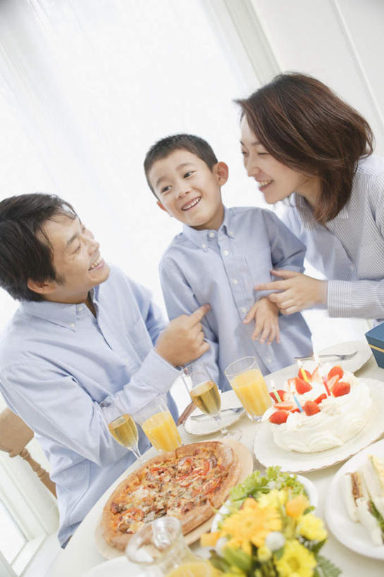 点心,东方人,儿童,三个人,家庭,夫妻,母亲,父亲,儿子,餐厅,站,坐,竖图,室内,白天,正面,爱情,下午茶,纯洁,餐桌,桌子,亚洲,服装,食品,浪漫,注视,休闲装,黄种人,花瓣,食物,糕点,小孩,衣服,观察,看,站着,休闲,温暖,温馨,父子,母子,三口之家,一家人,休闲服,恩爱,父爱,可爱,母爱,童年,童趣,恋人,服饰,餐台,观看,和睦,察看,关注,童真,烂漫,无邪,天真,男孩,男人,男性,年轻男性,年轻女性,女人,女性,亚洲人,孩子,年轻人,夫妇,情侣,坐着,半身,彩图,伴侣,融洽,蛋糕,男生