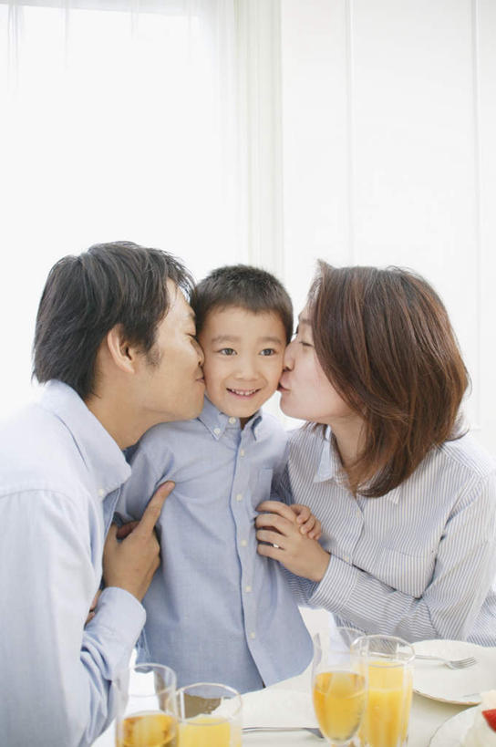 东方人,儿童,脸,头,脸颊,三个人,家庭,夫妻,母亲,父亲,儿子,站,坐,吻,竖图,室内,白天,正面,爱情,纯洁,亚洲,服装,浪漫,注视,休闲装,黄种人,小孩,衣服,观察,看,站着,休闲,温暖,温馨,父子,母子,三口之家,一家人,休闲服,恩爱,父爱,可爱,母爱,童年,童趣,恋人,服饰,观看,和睦,察看,关注,童真,烂漫,无邪,天真,男孩,男人,男性,年轻男性,年轻女性,女人,女性,亚洲人,孩子,年轻人,头部,脸部,脸蛋,面部,夫妇,情侣,亲,亲吻,坐着,半身,彩图,伴侣,融洽,男生