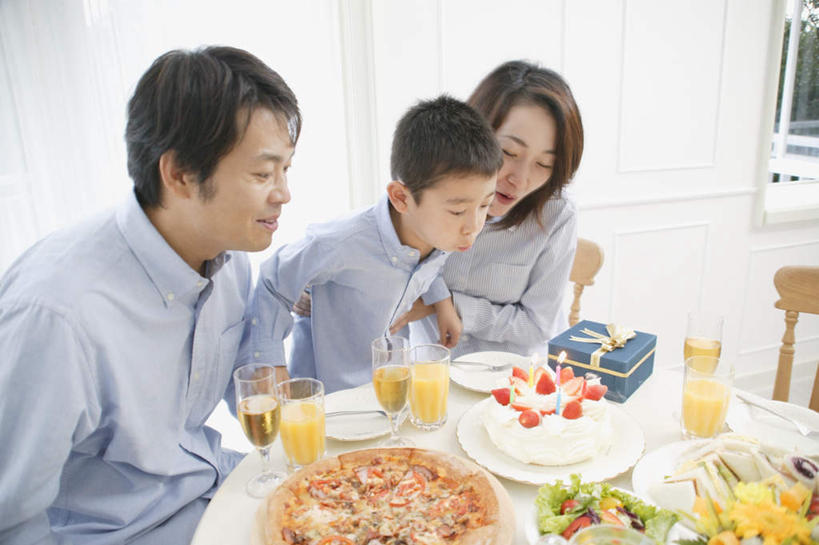 点心,果汁,东方人,儿童,三个人,家庭,夫妻,母亲,父亲,儿子,站,坐,横图,俯视,室内,白天,爱情,纯洁,餐桌,桌子,柑橘,杯子,餐具,蜡烛,亚洲,阴影,服装,光线,碟子,高脚杯,火焰,盘,影子,烛光,橙汁,食品,红酒杯,饮品,浪漫,燃烧,注视,休闲装,黄种人,文化,玻璃制品,食物,糕点,饮料,小孩,衣服,盘子,酒杯,碟,生日蛋糕,吹,点燃,观察,看,祈祷,站着,休闲,温暖,温馨,父子,母子,三口之家,一家人,休闲服,恩爱,父爱,可爱,母爱,童年,童趣,许愿,恋人,服饰,餐台,观看,纪念,祈求,和睦,察看,关注,可口,童真,烂漫,无邪,适口,平安,天真,男孩,男人,男性,年轻男性,年轻女性,女人,女性,亚洲人,孩子,年轻人,夫妇,情侣,玻璃杯,橘子,桔子,橙子,橙,站立,坐着,半身,彩图,高角度拍摄,伴侣,融洽,蛋糕,男生