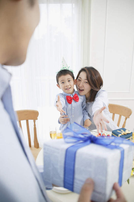 东方人,儿童,三个人,家庭,夫妻,母亲,父亲,儿子,餐厅,站,坐,竖图,室内,白天,正面,爱情,纯洁,礼盒,礼物,椅子,亚洲,服装,纸盒,木椅,浪漫,拿,拿着,注视,休闲装,黄种人,盒子,小孩,衣服,包装盒,礼品盒,观察,看,站着,休闲,温暖,温馨,父子,母子,三口之家,一家人,休闲服,恩爱,父爱,可爱,母爱,童年,童趣,恋人,服饰,礼品,观看,和睦,察看,关注,童真,烂漫,无邪,天真,男孩,男人,男性,年轻男性,年轻女性,女人,女性,亚洲人,孩子,年轻人,夫妇,情侣,站立,坐着,半身,彩图,伴侣,融洽,男生