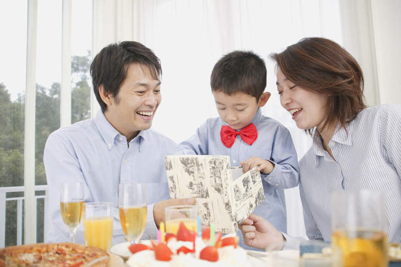 点心,东方人,儿童,三个人,家庭,夫妻,母亲,父亲,儿子,餐厅,站,笑,微笑,露齿笑,横图,室内,白天,正面,爱情,下午茶,纯洁,植物,窗户,杯子,亚洲,服装,高脚杯,食品,红酒杯,浪漫,注视,休闲装,黄种人,玻璃窗,玻璃制品,树,树木,食物,糕点,小孩,衣服,绿色,自然,酒杯,观察,看,站着,休闲,温暖,温馨,父子,母子,三口之家,一家人,休闲服,恩爱,父爱,可爱,母爱,童年,童趣,恋人,服饰,生长,成长,观看,和睦,察看,关注,童真,烂漫,无邪,天真,男孩,男人,男性,年轻男性,年轻女性,女人,女性,亚洲人,孩子,年轻人,夫妇,情侣,玻璃杯,半身,彩图,伴侣,融洽,蛋糕,男生