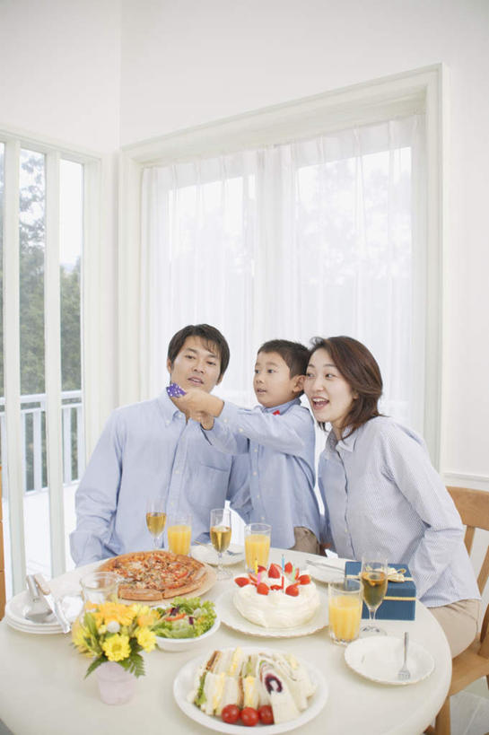 东方人,儿童,三个人,家庭,夫妻,母亲,父亲,儿子,餐厅,站,竖图,室内,白天,正面,爱情,纯洁,植物,餐桌,桌子,餐具,礼盒,礼物,亚洲,服装,碟子,盘,纸盒,浪漫,拿,拿着,注视,休闲装,黄种人,盒子,树,树木,小孩,衣服,绿色,自然,包装盒,盘子,礼品盒,碟,观察,看,站着,休闲,温暖,温馨,父子,母子,三口之家,一家人,休闲服,恩爱,父爱,可爱,母爱,童年,童趣,恋人,服饰,礼品,生长,成长,餐台,观看,和睦,察看,关注,童真,烂漫,无邪,天真,男孩,男人,男性,年轻男性,年轻女性,女人,女性,亚洲人,孩子,年轻人,夫妇,情侣,站立,半身,彩图,伴侣,融洽,男生