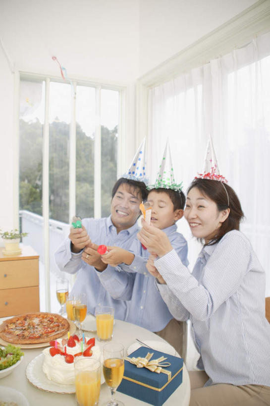 点心,东方人,儿童,三个人,家庭,夫妻,母亲,父亲,儿子,坐,竖图,室内,白天,正面,爱情,下午茶,纯洁,窗户,帽子,亚洲,戴,纸质,服装,食品,浪漫,拿,拿着,注视,休闲装,黄种人,生日帽,玻璃窗,食物,糕点,小孩,衣服,彩带,观察,看,休闲,温暖,温馨,父子,母子,三口之家,一家人,休闲服,恩爱,父爱,可爱,母爱,童年,童趣,恋人,服饰,观看,戴着,和睦,察看,小丑帽,关注,童真,烂漫,无邪,三角帽,狂欢帽,派对帽,聚会帽,纸帽,天真,男孩,男人,男性,年轻男性,年轻女性,女人,女性,亚洲人,孩子,年轻人,夫妇,情侣,坐着,半身,彩图,伴侣,融洽,蛋糕,男生