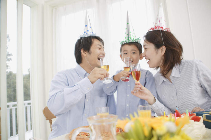 点心,东方人,儿童,三个人,家庭,夫妻,母亲,父亲,儿子,餐厅,坐,笑,微笑,露齿笑,横图,室内,白天,正面,爱情,下午茶,纯洁,窗户,杯子,帽子,亚洲,纸质,服装,高脚杯,食品,浪漫,拿,拿着,注视,休闲装,黄种人,生日帽,玻璃窗,玻璃制品,食物,糕点,小孩,衣服,酒杯,观察,看,休闲,温暖,温馨,父子,母子,三口之家,一家人,休闲服,恩爱,父爱,可爱,母爱,童年,童趣,恋人,服饰,观看,和睦,察看,小丑帽,关注,童真,香槟杯,烂漫,无邪,三角帽,狂欢帽,派对帽,聚会帽,纸帽,天真,男孩,男人,男性,年轻男性,年轻女性,女人,女性,亚洲人,孩子,年轻人,夫妇,情侣,玻璃杯,坐着,半身,彩图,伴侣,融洽,蛋糕,男生