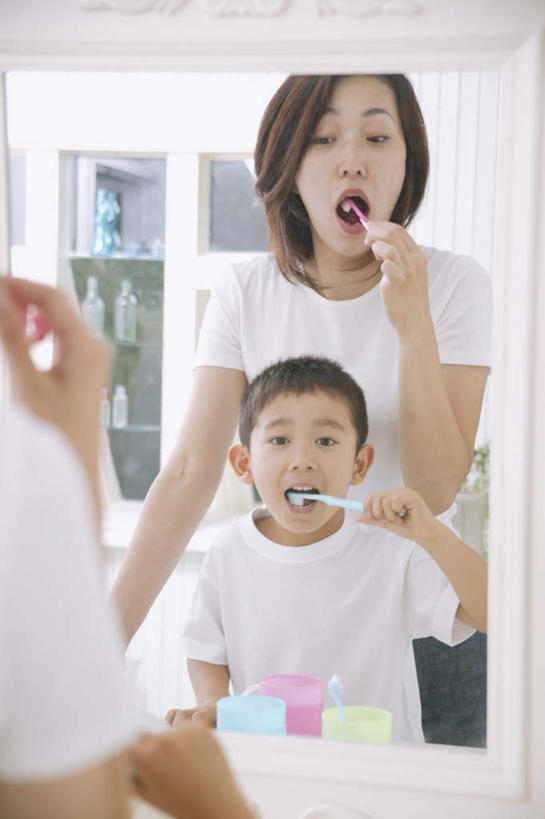 东方人,儿童,两个人,家庭,母亲,儿子,站,竖图,室内,白天,纯洁,镜子,卫生间,浴室,亚洲,服装,牙刷,拿,拿着,注视,休闲装,黄种人,刷牙,小孩,背面,衣服,观察,看,站着,休闲,温暖,温馨,母子,一家人,休闲服,可爱,母爱,童年,童趣,服饰,观看,镜像,和睦,察看,镜面,关注,童真,烂漫,无邪,天真,男孩,年轻女性,女人,女性,亚洲人,孩子,年轻人,淋浴房,站立,半身,彩图,冲凉房,沐浴间,沐浴室,融洽,男生