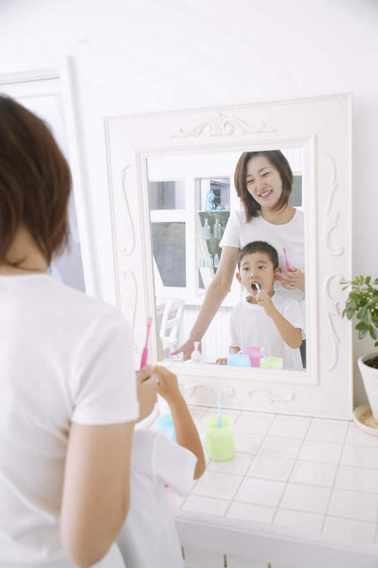 东方人,儿童,两个人,家庭,母亲,儿子,站,竖图,室内,白天,纯洁,镜子,卫生间,浴室,亚洲,服装,牙刷,拿,拿着,注视,休闲装,黄种人,刷牙,小孩,背面,衣服,观察,看,站着,休闲,温暖,温馨,母子,一家人,休闲服,可爱,母爱,童年,童趣,服饰,观看,镜像,和睦,察看,镜面,关注,童真,烂漫,无邪,天真,男孩,年轻女性,女人,女性,亚洲人,孩子,年轻人,淋浴房,站立,半身,彩图,冲凉房,沐浴间,沐浴室,融洽,男生