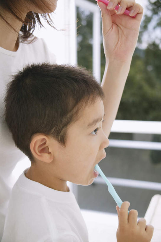 东方人,儿童,两个人,家庭,母亲,儿子,站,竖图,室内,白天,侧面,纯洁,植物,窗户,卫生间,浴室,亚洲,服装,牙刷,拿,拿着,注视,休闲装,黄种人,刷牙,玻璃窗,树,树木,小孩,衣服,绿色,自然,观察,看,站着,休闲,温暖,温馨,母子,一家人,休闲服,可爱,母爱,童年,童趣,服饰,生长,成长,观看,和睦,察看,关注,童真,烂漫,无邪,天真,男孩,年轻女性,女人,女性,亚洲人,孩子,年轻人,淋浴房,站立,半身,彩图,冲凉房,沐浴间,沐浴室,融洽,男生