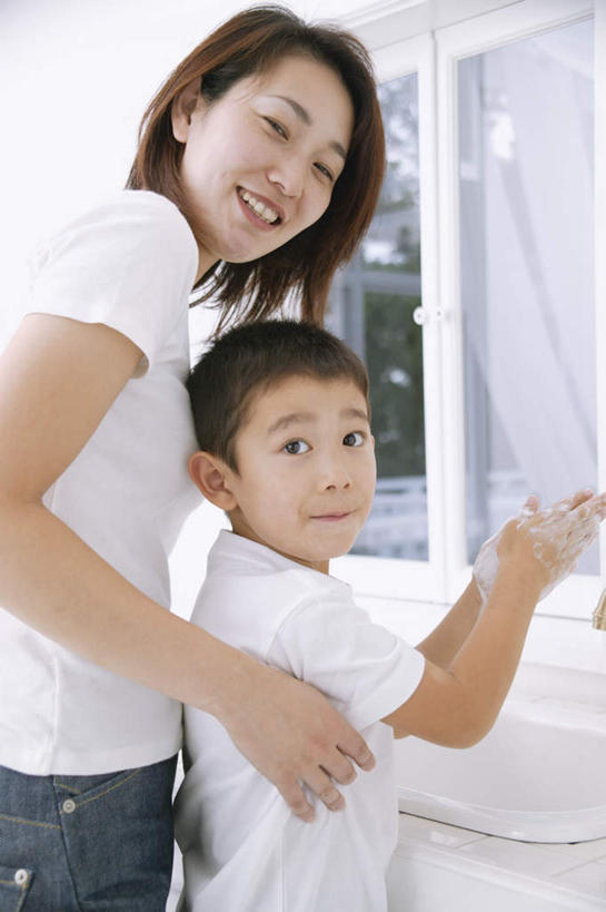 东方人,儿童,手,两个人,家庭,母亲,儿子,站,笑,微笑,露齿笑,竖图,室内,白天,侧面,纯洁,植物,窗户,卫生间,浴室,亚洲,服装,扭头,注视,休闲装,黄种人,玻璃窗,树,树木,小孩,衣服,绿色,自然,观察,看,站着,转头,休闲,温暖,温馨,母子,一家人,手部,休闲服,可爱,母爱,童年,童趣,服饰,生长,成长,观看,和睦,察看,关注,童真,烂漫,无邪,荡涤,洗濯,天真,男孩,年轻女性,女人,女性,亚洲人,孩子,年轻人,淋浴房,清洗,半身,彩图,冲凉房,沐浴间,沐浴室,融洽,男生