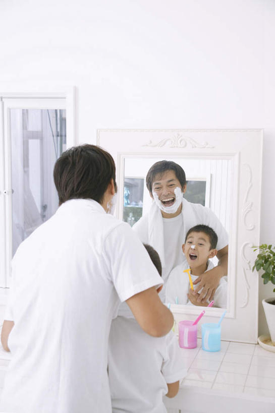 东方人,儿童,两个人,家庭,父亲,儿子,站,笑,微笑,露齿笑,竖图,室内,白天,纯洁,镜子,亚洲,服装,泡沫,注视,休闲装,黄种人,小孩,背面,衣服,观察,看,站着,休闲,温暖,温馨,父子,一家人,休闲服,父爱,可爱,童年,童趣,服饰,观看,剃须膏,镜像,和睦,察看,镜面,关注,剃须,童真,烂漫,无邪,剃须泡沫,剃须啫喱,刮胡泡,刮胡啫喱,剃须沫,剃须泡,天真,男孩,男人,男性,年轻男性,亚洲人,孩子,年轻人,半身,彩图,融洽,男生