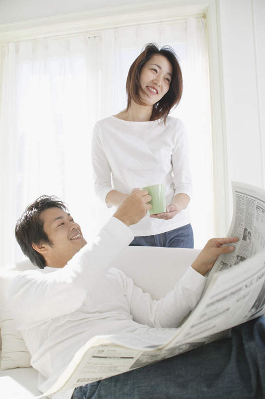 东方人,两个人,夫妻,客厅,坐,竖图,室内,白天,正面,爱情,阅读,沙发,报纸,杯子,亚洲,学习,服装,瓷器,咖啡杯,陶瓷制品,浪漫,拿,拿着,注视,休闲装,黄种人,衣服,观察,看,休闲,休闲服,恩爱,浏览,恋人,服饰,观看,察看,起居室,关注,瓷杯,男人,男性,年轻男性,年轻女性,女人,女性,亚洲人,情侣,坐着,半身,彩图,伴侣,皮沙发