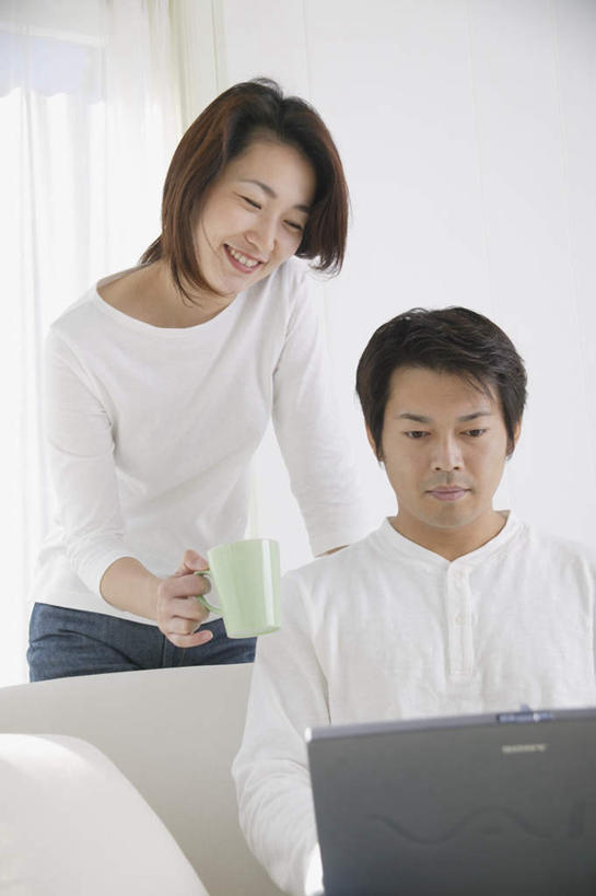 东方人,两个人,夫妻,客厅,站,坐,笑,微笑,露齿笑,竖图,室内,白天,正面,爱情,电脑,笔记本电脑,杯子,亚洲,服装,网络,瓷器,咖啡杯,陶瓷制品,浪漫,拿,拿着,注视,休闲装,黄种人,通讯设备,衣服,观察,看,站着,休闲,休闲服,恩爱,恋人,服饰,观看,察看,无线,起居室,关注,瓷杯,通信设备,无线网络,无线上网,便携式电脑,手提电脑,男人,男性,年轻男性,年轻女性,女人,女性,亚洲人,情侣,坐着,半身,彩图,伴侣