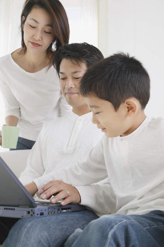 东方人,儿童,三个人,家庭,夫妻,母亲,父亲,儿子,客厅,站,坐,笑,微笑,露齿笑,竖图,室内,白天,正面,爱情,纯洁,电脑,笔记本电脑,杯子,亚洲,服装,网络,瓷器,咖啡杯,陶瓷制品,浪漫,拿,拿着,注视,休闲装,黄种人,通讯设备,小孩,衣服,观察,看,站着,休闲,温暖,温馨,父子,母子,三口之家,一家人,休闲服,恩爱,父爱,可爱,母爱,童年,童趣,恋人,服饰,观看,和睦,察看,无线,起居室,关注,瓷杯,通信设备,无线网络,无线上网,便携式电脑,童真,烂漫,无邪,天真,手提电脑,男孩,男人,男性,年轻男性,年轻女性,女人,女性,亚洲人,孩子,年轻人,夫妇,情侣,坐着,半身,彩图,伴侣,融洽,男生