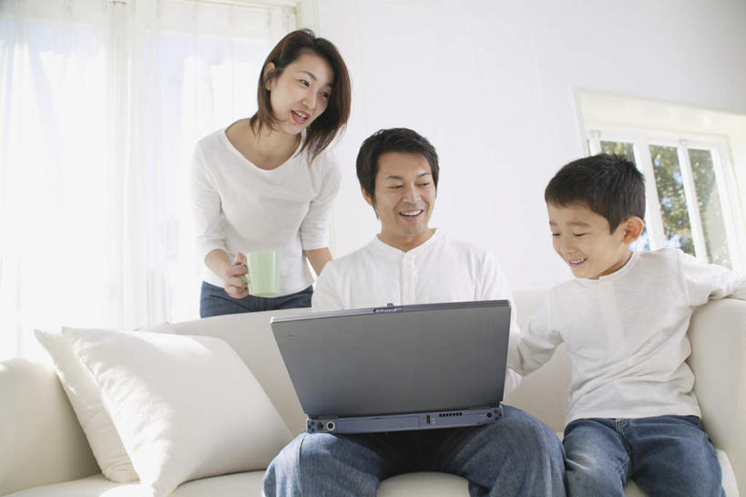 东方人,儿童,三个人,家庭,夫妻,母亲,父亲,儿子,客厅,站,坐,笑,微笑,露齿笑,横图,室内,白天,正面,爱情,纯洁,电脑,笔记本电脑,杯子,亚洲,服装,网络,瓷器,咖啡杯,陶瓷制品,浪漫,拿,拿着,注视,休闲装,黄种人,通讯设备,小孩,衣服,观察,看,站着,休闲,温暖,温馨,父子,母子,三口之家,一家人,休闲服,恩爱,父爱,可爱,母爱,童年,童趣,恋人,服饰,观看,和睦,察看,无线,起居室,关注,瓷杯,通信设备,无线网络,无线上网,便携式电脑,童真,烂漫,无邪,天真,手提电脑,男孩,男人,男性,年轻男性,年轻女性,女人,女性,亚洲人,孩子,年轻人,夫妇,情侣,坐着,半身,彩图,伴侣,融洽,男生