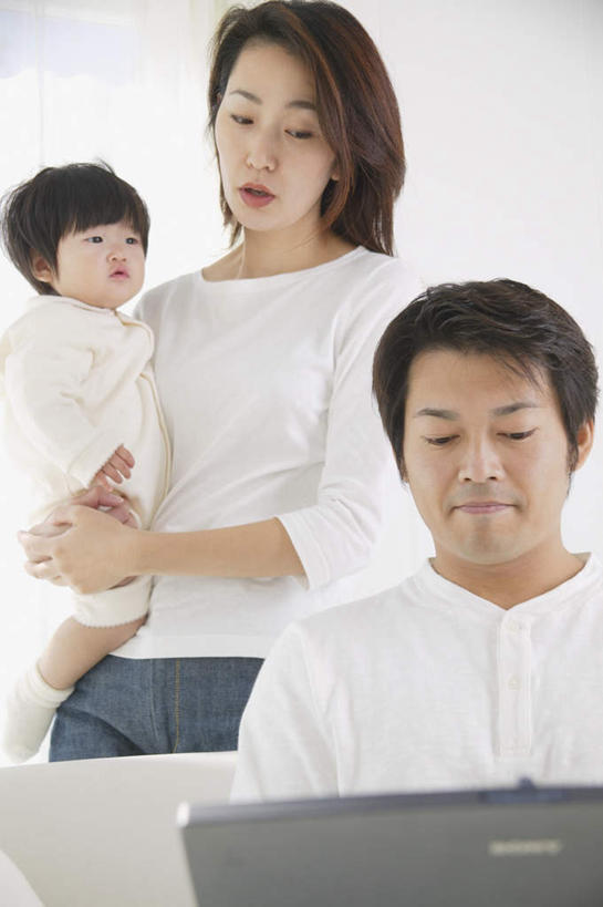 儿童,三个人,家庭,夫妻,母亲,父亲,女儿,客厅,站,抱,笑,微笑,露齿笑,竖图,室内,白天,正面,爱情,纯洁,电脑,笔记本电脑,网络,浪漫,通讯设备,小孩,站着,温暖,温馨,父女,母女,三口之家,一家人,恩爱,父爱,可爱,母爱,童年,童趣,恋人,抱着,和睦,无线,起居室,搂着,通信设备,无线网络,无线上网,便携式电脑,童真,烂漫,无邪,天真,手提电脑,男人,男性,年轻男性,年轻女性,女孩,女人,女性,孩子,年轻人,夫妇,情侣,搂,搂抱,站立,半身,彩图,伴侣,融洽,女生