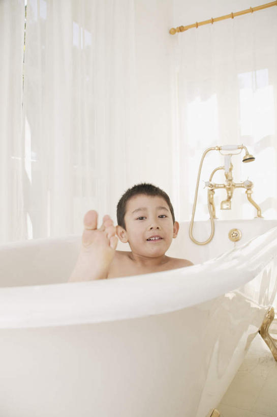 东方人,儿童,一个人,坐,竖图,室内,白天,正面,纯洁,卫生间,浴室,亚洲,仅一个男性,仅一个人,服装,水龙头,注视,休闲装,黄种人,裸露,小孩,衣服,浴缸,观察,看,仅一个小孩,休闲,休闲服,可爱,童年,童趣,服饰,观看,察看,关注,裸,童真,烂漫,无邪,天真,男孩,男人,男性,亚洲人,孩子,淋浴房,坐着,半身,彩图,冲凉房,沐浴间,沐浴室,男生