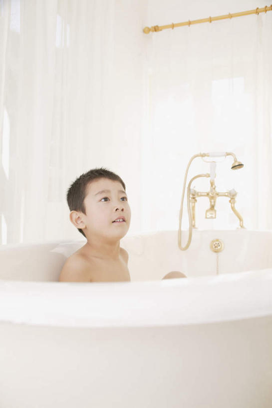 东方人,儿童,一个人,坐,竖图,室内,白天,正面,纯洁,卫生间,浴室,亚洲,仅一个男性,仅一个人,服装,水龙头,注视,休闲装,黄种人,裸露,小孩,衣服,浴缸,观察,看,仅一个小孩,休闲,休闲服,可爱,童年,童趣,服饰,观看,察看,关注,裸,童真,烂漫,无邪,天真,男孩,男人,男性,亚洲人,孩子,淋浴房,坐着,半身,彩图,冲凉房,沐浴间,沐浴室,男生