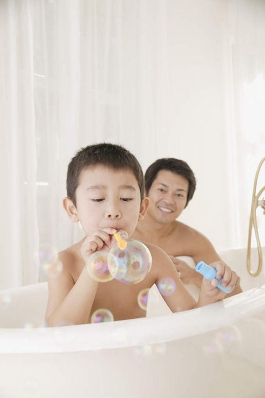 东方人,儿童,两个人,家庭,父亲,儿子,坐,竖图,室内,白天,正面,游戏,纯洁,卫生间,浴室,玩具,亚洲,服装,水龙头,拿,玩,拿着,注视,休闲装,黄种人,娱乐,裸露,小孩,衣服,浴缸,吹,观察,看,休闲,温暖,温馨,父子,一家人,休闲服,父爱,可爱,童年,童趣,益智,服饰,观看,活动,和睦,察看,发泄,关注,消遣,智力,裸,童真,烂漫,无邪,宣泄,泡泡棒,天真,男孩,男人,男性,年轻男性,亚洲人,孩子,年轻人,淋浴房,玩耍,嬉戏,坐着,半身,彩图,冲凉房,沐浴间,沐浴室,融洽,男生