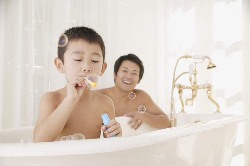 东方人,儿童,两个人,家庭,父亲,儿子,坐,横图,室内,白天,正面,游戏,纯洁,卫生间,浴室,玩具,亚洲,服装,水龙头,拿,玩,拿着,注视,休闲装,黄种人,娱乐,裸露,小孩,衣服,浴缸,吹,观察,看,休闲,温暖,温馨,父子,一家人,休闲服,父爱,可爱,童年,童趣,益智,服饰,观看,活动,和睦,察看,发泄,关注,消遣,智力,裸,童真,烂漫,无邪,宣泄,泡泡棒,天真,男孩,男人,男性,年轻男性,亚洲人,孩子,年轻人,淋浴房,玩耍,嬉戏,坐着,半身,彩图,冲凉房,沐浴间,沐浴室,融洽,男生