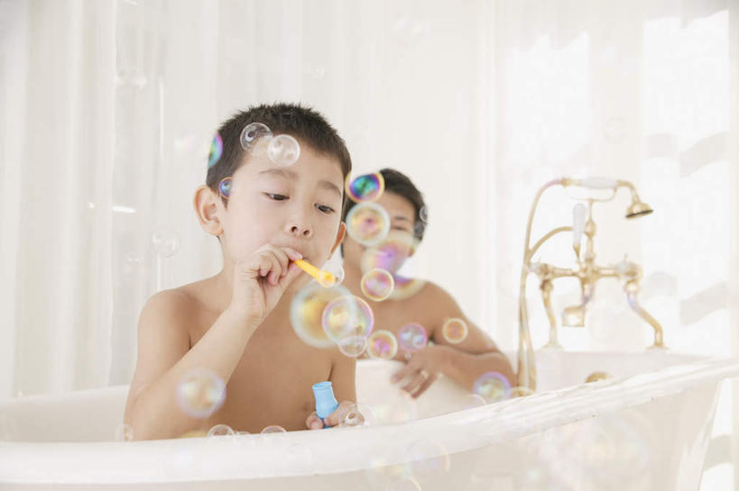 东方人,儿童,两个人,家庭,父亲,儿子,坐,横图,室内,白天,正面,游戏,纯洁,卫生间,浴室,玩具,亚洲,服装,水龙头,拿,玩,拿着,注视,休闲装,黄种人,娱乐,裸露,小孩,衣服,浴缸,吹,观察,看,休闲,温暖,温馨,父子,一家人,休闲服,父爱,可爱,童年,童趣,益智,服饰,观看,活动,和睦,察看,发泄,关注,消遣,智力,裸,童真,烂漫,无邪,宣泄,泡泡棒,天真,男孩,男人,男性,年轻男性,亚洲人,孩子,年轻人,淋浴房,玩耍,嬉戏,坐着,半身,彩图,冲凉房,沐浴间,沐浴室,融洽,男生