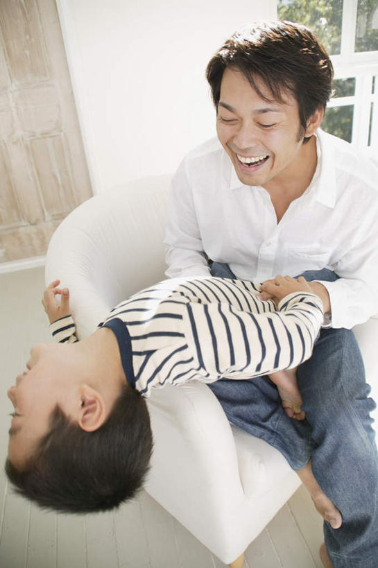 东方人,儿童,两个人,家庭,父亲,儿子,站,坐,竖图,室内,白天,正面,纯洁,植物,窗户,亚洲,弯腰,服装,注视,休闲装,黄种人,玻璃窗,树,树木,小孩,衣服,绿色,自然,观察,看,站着,休闲,温暖,温馨,父子,一家人,休闲服,父爱,可爱,童年,童趣,服饰,生长,成长,观看,和睦,察看,关注,童真,烂漫,无邪,天真,男孩,男人,男性,年轻男性,亚洲人,孩子,年轻人,坐着,半身,彩图,融洽,男生